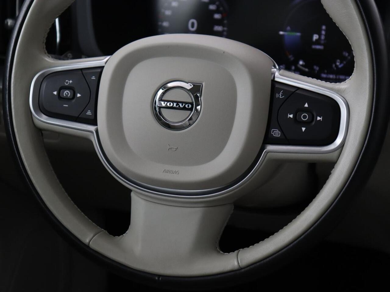 Volvo XC60 2.0 Recharge T6 AWD Business Pro | Panoramadak | Leder | Camera | Carplay | Navigatie | Full LED | Cruise control | Parkeerverwarming | PHEV | Plug In