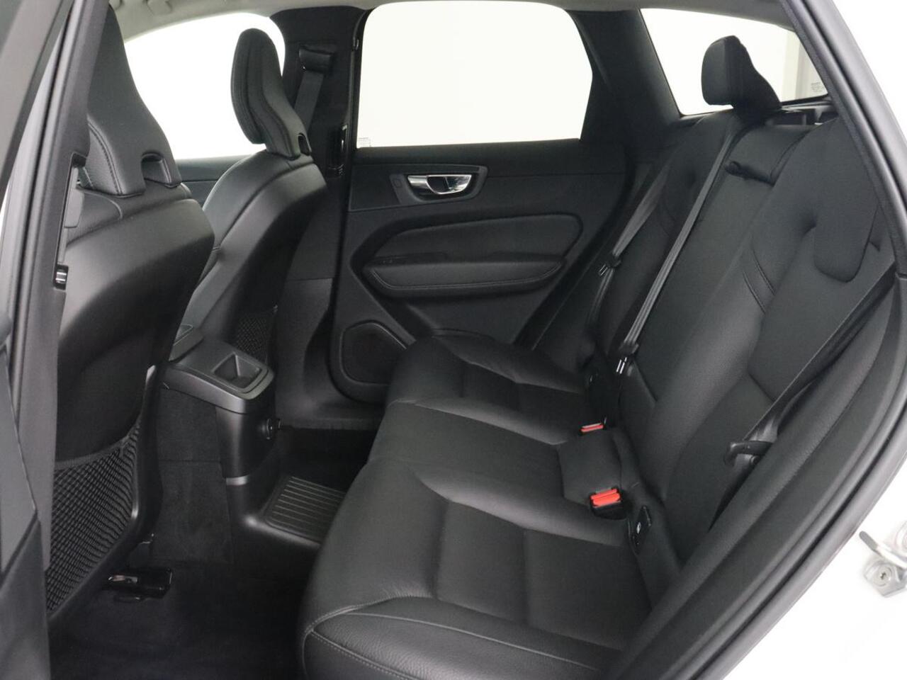 Volvo XC60 2.0 Recharge T6 AWD Momentum | Panoramadak | Trekhaak | Leder | Stoelverwarming | Camera | Carplay | Navigatie | Full LED | Parkeerhulp | Memory | PHEV | Plug In