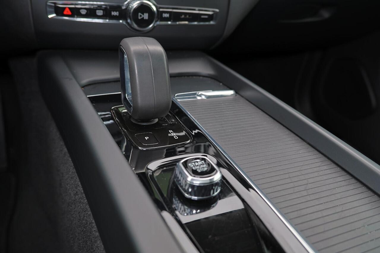 Volvo XC60 Recharge T6 AWD Inscription Expression - Panorama/schuifdak - IntelliSafe Assist - Harman/Kardon audio - Parkeercamera achter - Adaptieve LED koplampen - Verwarmde voorstoelen & stuur - Elektr. inklapbare trekhaak - Parkeercamera voor & achter - Extra get