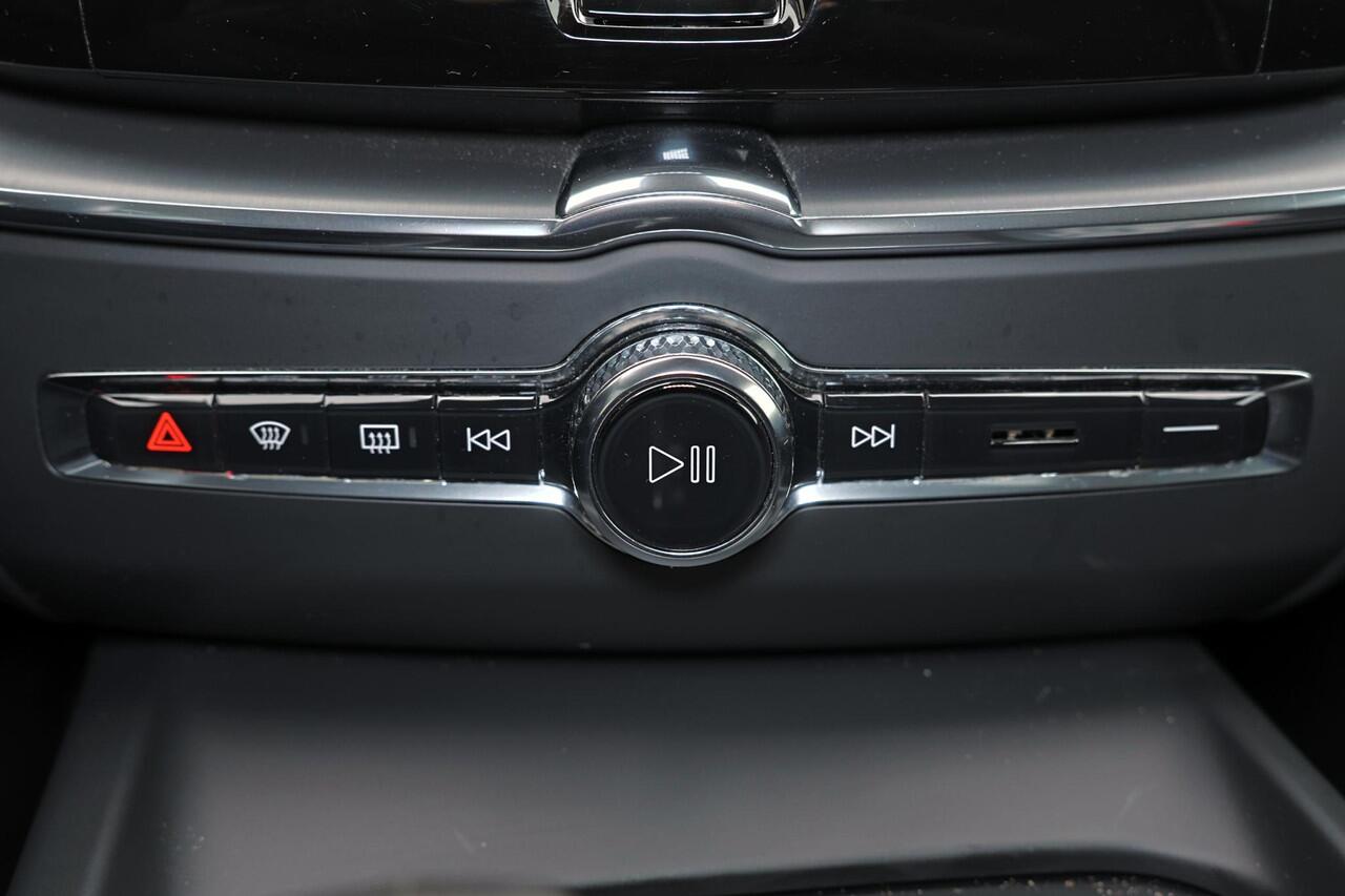 Volvo XC60 Recharge T6 AWD Inscription Expression - Panorama/schuifdak - IntelliSafe Assist - Harman/Kardon audio - Parkeercamera achter - Adaptieve LED koplampen - Verwarmde voorstoelen & stuur - Elektr. inklapbare trekhaak - Parkeercamera voor & achter - Extra get