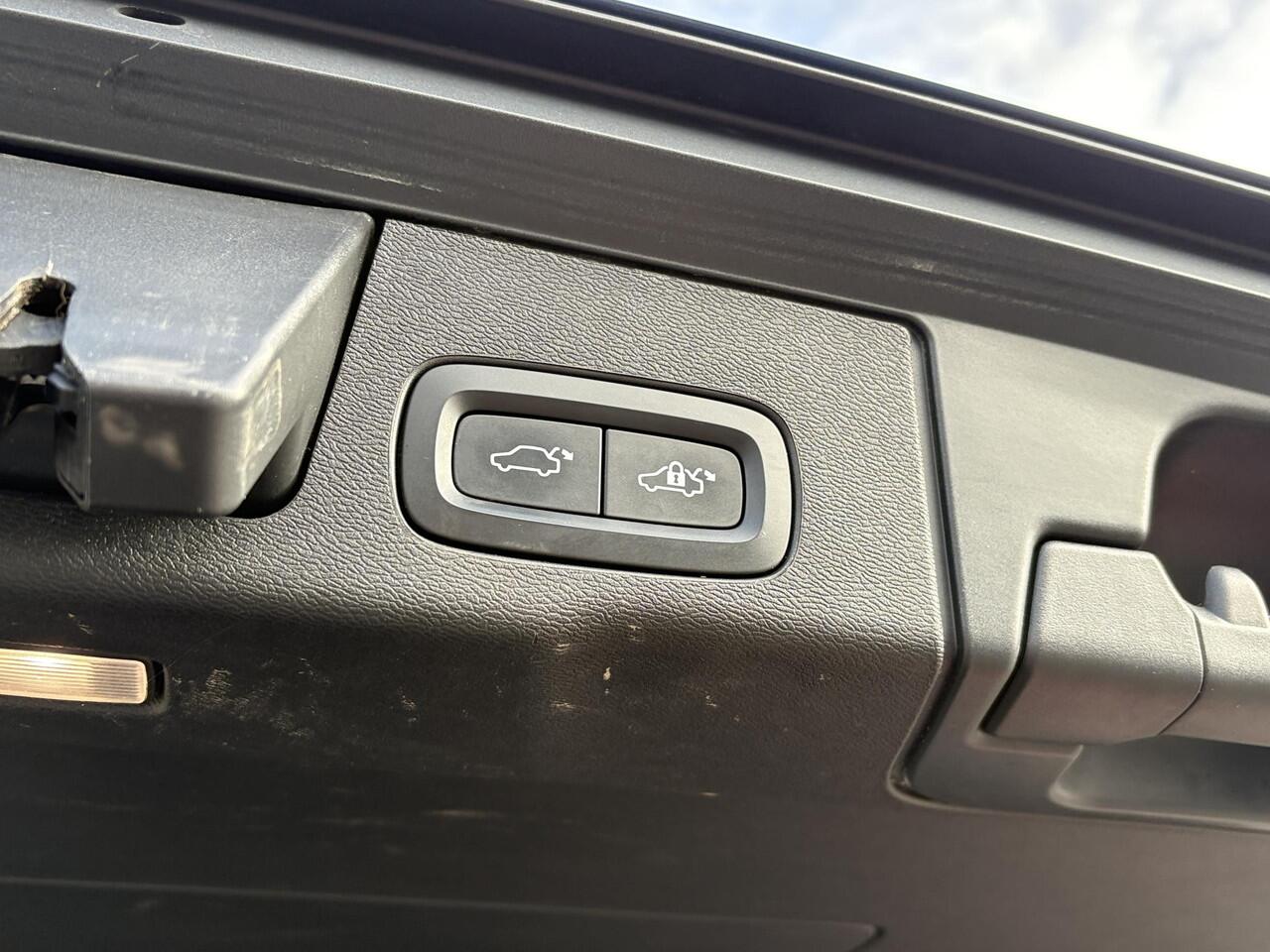 Volvo XC60 2.0 T6 Plug-in hybrid AWD R-Design | Wegklapbare Trekhaak | Elektrisch schuif-/kanteldak | ACC | Leder | Stoel- Verwarming & Ventilatie | Memory Seats | 360 Camera