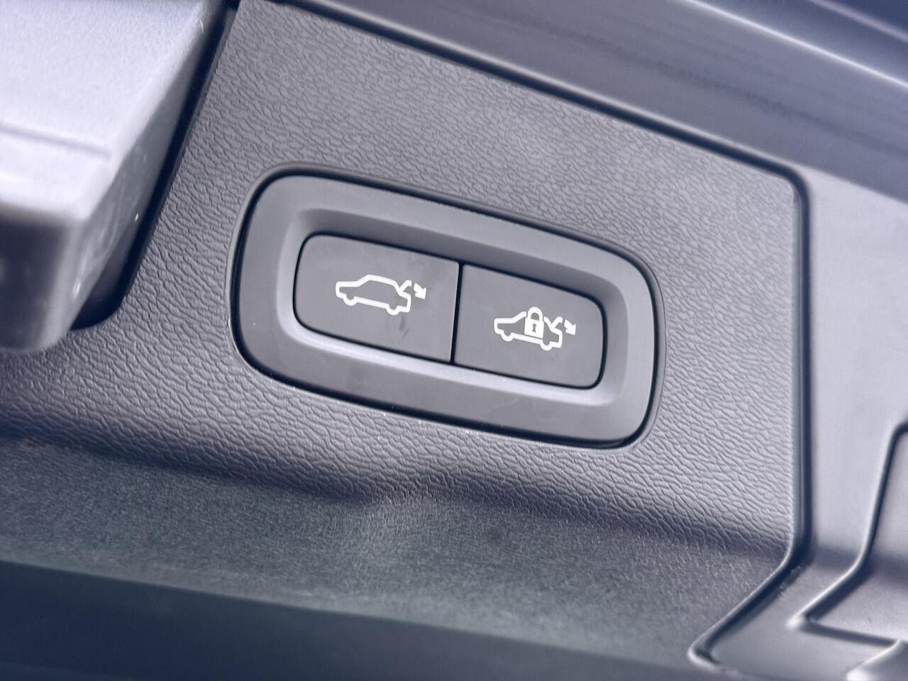 Volvo XC60 2.0 T6 Plug-in hybrid AWD R-Design Dark Trekhaak/Panodak/HarmanKardon etc.
