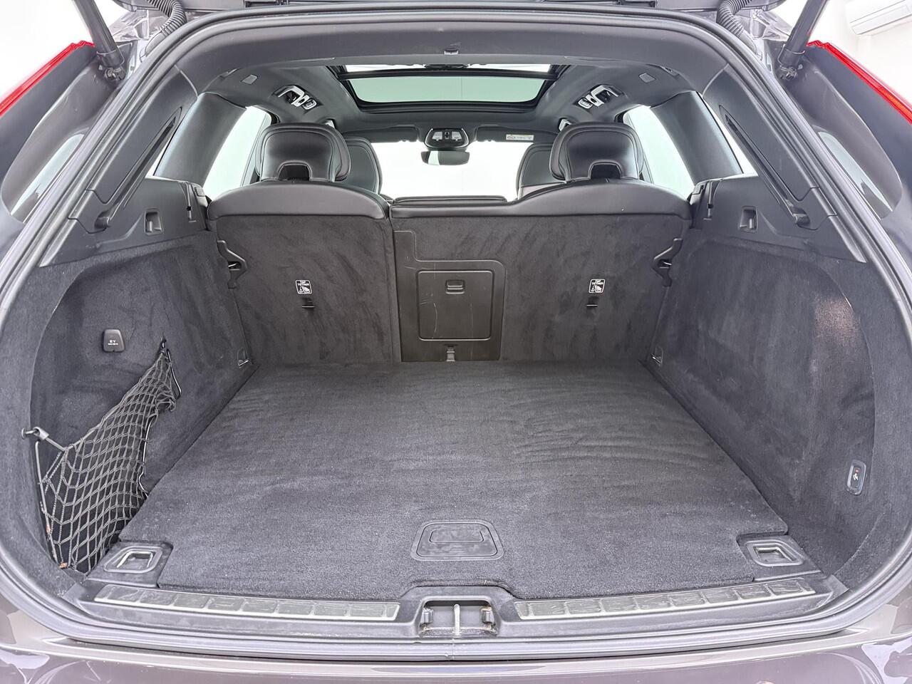 Volvo XC60 2.0 T6 Plug-in hybrid AWD R-Design Dark Trekhaak/Panodak/HarmanKardon etc.