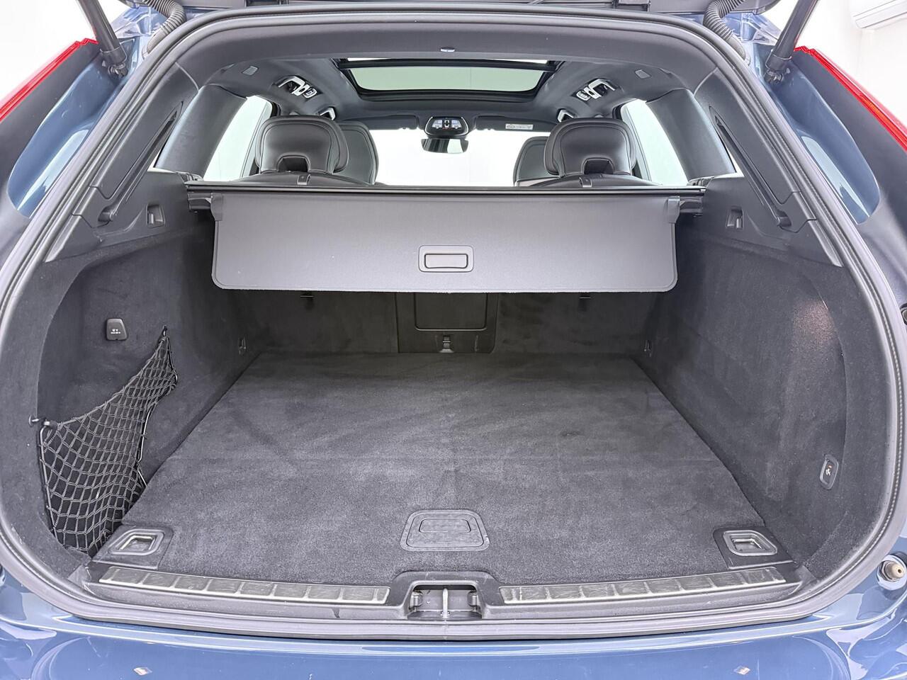 Volvo XC60 2.0 T6 Plug-in hybrid AWD R-Design Dark Trekhaak/Panodak/AdaptiveCruise etc.