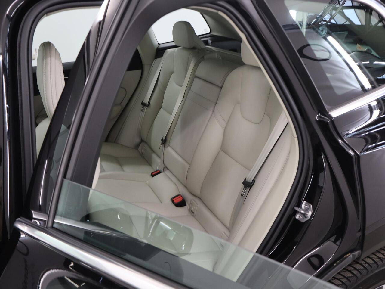 Volvo XC60 2.0 Recharge T6 AWD Inscription | Elektr. Trekhaak | Panoramadak | Luchtvering | Harman / Kardon | 360° Camera | Head-Up |