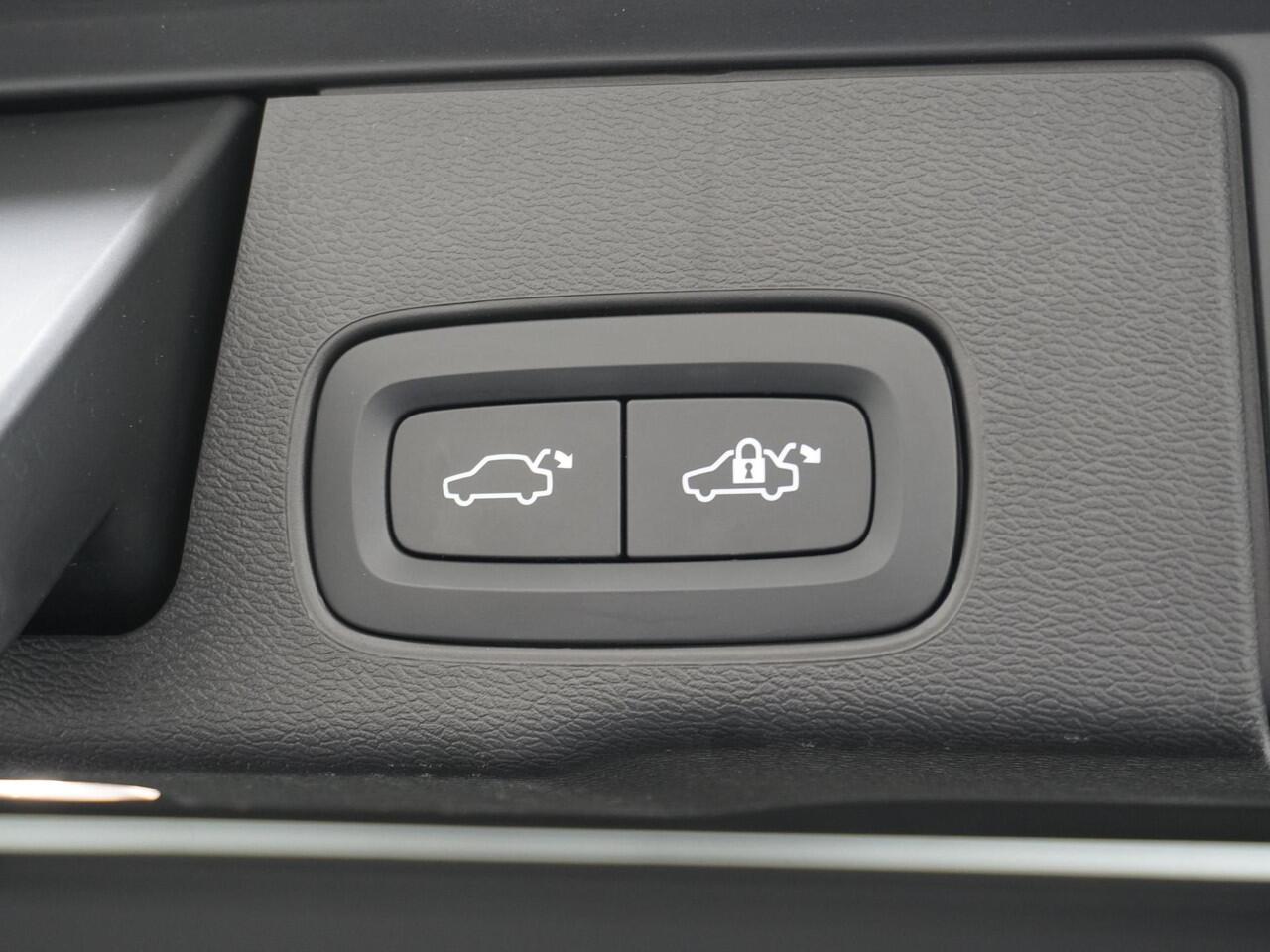 Volvo XC60 2.0 T6 Plug-in hybrid AWD Ultimate Dark LongRange/Panodak/21Inch/360/Trekhaak etc.