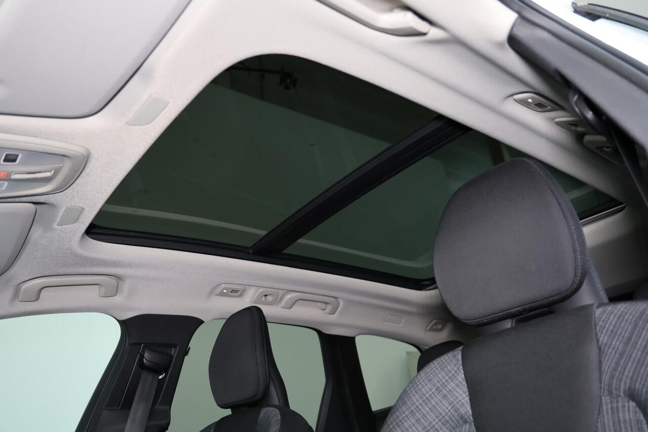 Volvo XC60 T6 Recharge AWD Core Bright - LONG RANGE - Panorama/schuifdak - IntelliSafe Assist & Surround - Adaptieve LED koplampen - Parkeercamera achter - Verwarmde voorstoelen, stuur & achterbank - Draadloze tel. lader - Standkachel - Extra getint glas - 18' LMV