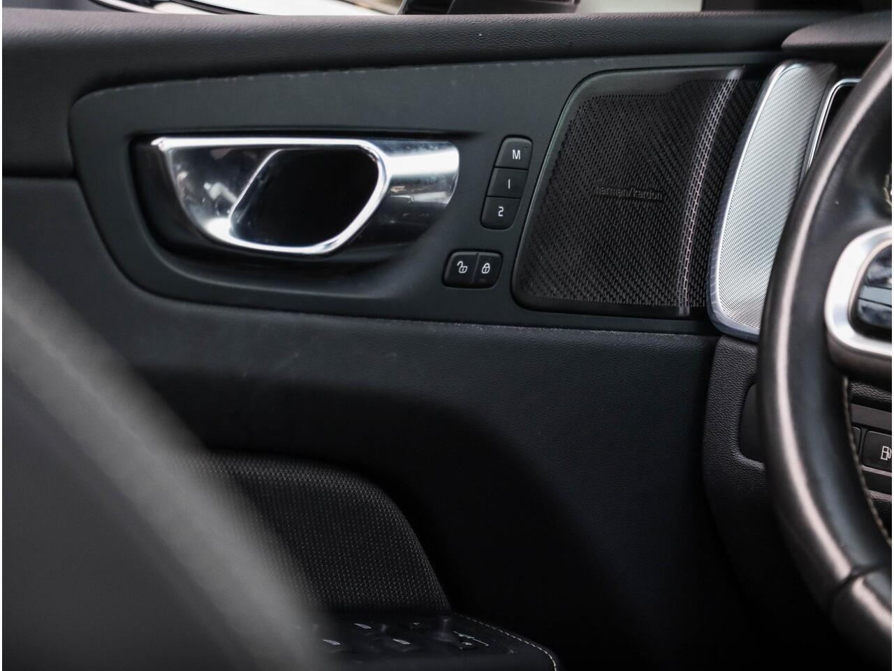 Volvo XC60 T6 Recharge AWD R-Design Leder Pano BLIS Harman Kardon