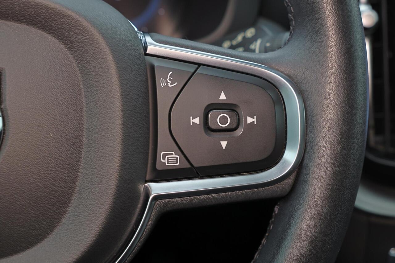 Volvo XC60 T6 Recharge AWD Core Bright - Panorama/schuifdak - IntelliSafe Assist - Harman/Kardon audio - Adaptieve LED koplampen - Parkeercamera achter - Verwarmde voorstoelen & stuur - Parkeersensoren voor & achter - Draadloze tel. lader - Extra getint glas - Elekt