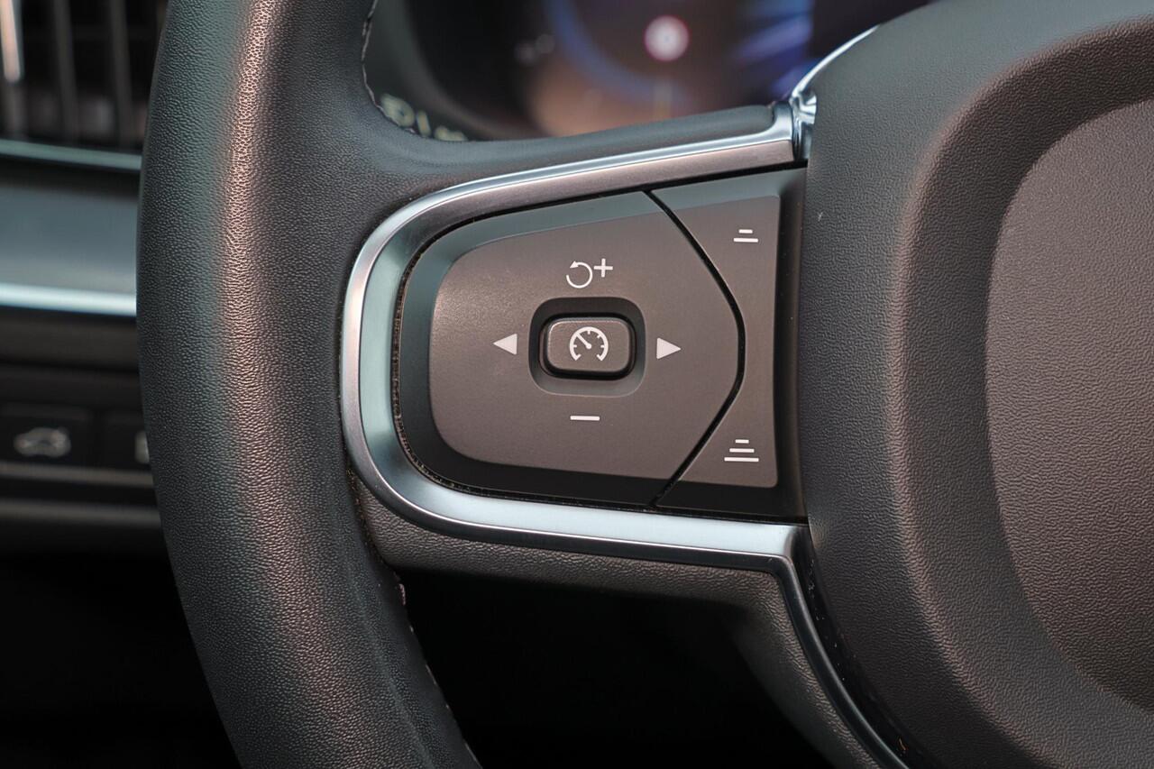 Volvo XC60 T6 Recharge AWD Core Bright - Panorama/schuifdak - IntelliSafe Assist - Harman/Kardon audio - Adaptieve LED koplampen - Parkeercamera achter - Verwarmde voorstoelen & stuur - Parkeersensoren voor & achter - Draadloze tel. lader - Extra getint glas - Elekt