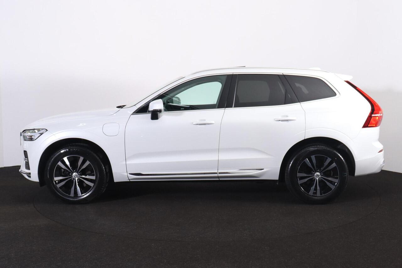 Volvo XC60 T6 Recharge AWD Core Bright - Panorama/schuifdak - IntelliSafe Assist - Harman/Kardon audio - Adaptieve LED koplampen - Parkeercamera achter - Verwarmde voorstoelen & stuur - Parkeersensoren voor & achter - Draadloze tel. lader - Extra getint glas - Elekt