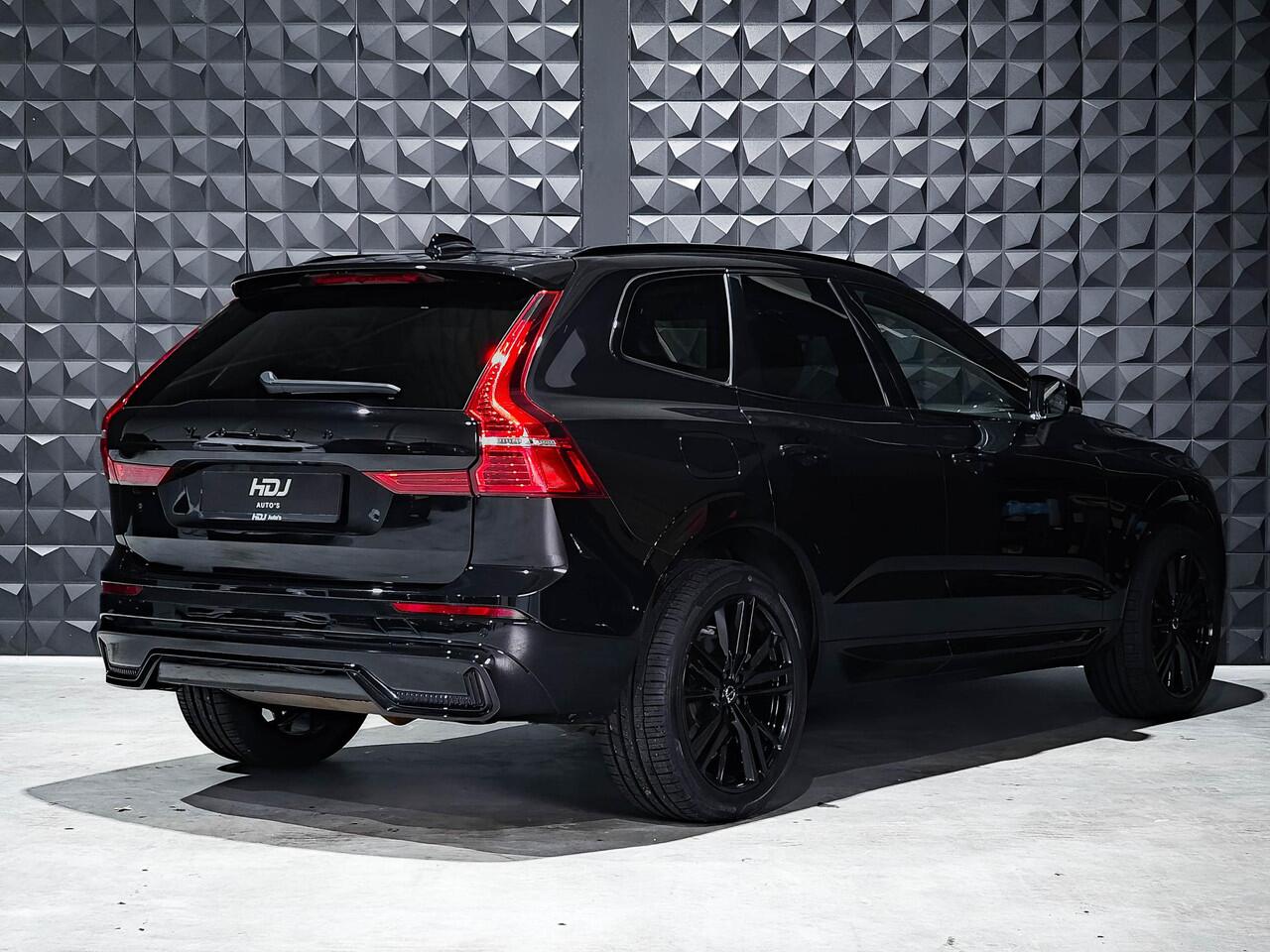 Volvo XC60 2.0 T6 LONG RANGE AWD Plus Dark | Pano | All Black | BLIS | H&K | Leer | 2x Memory |