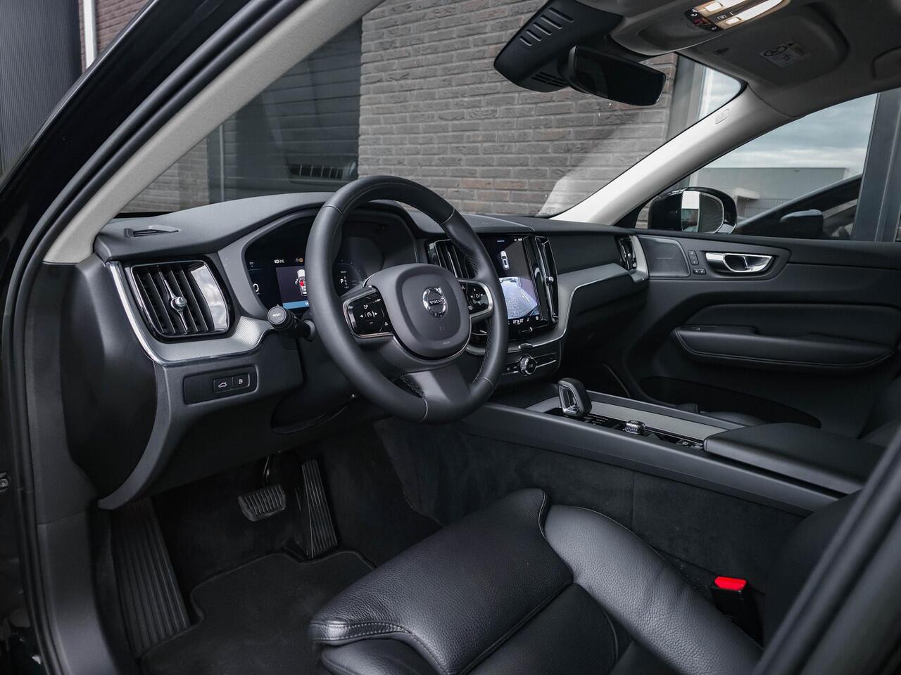 Volvo XC60 2.0 T6 LONG RANGE AWD Plus Dark | Pano | All Black | BLIS | H&K | Leer | 2x Memory |