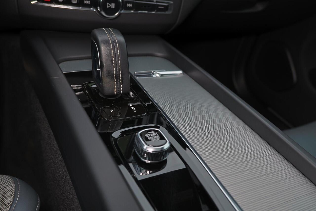 Volvo XC60 T6 Recharge AWD R-Design - Long Range - Panorama/schuifdak - IntelliSafe Assist - Harman/Kardon audio - Adaptieve LED koplampen - Parkeercamera achter - Verwarmde voorstoelen, stuur & achterbank - Parkeersensoren voor & achter - Nappa Leder - Elektr. bedi
