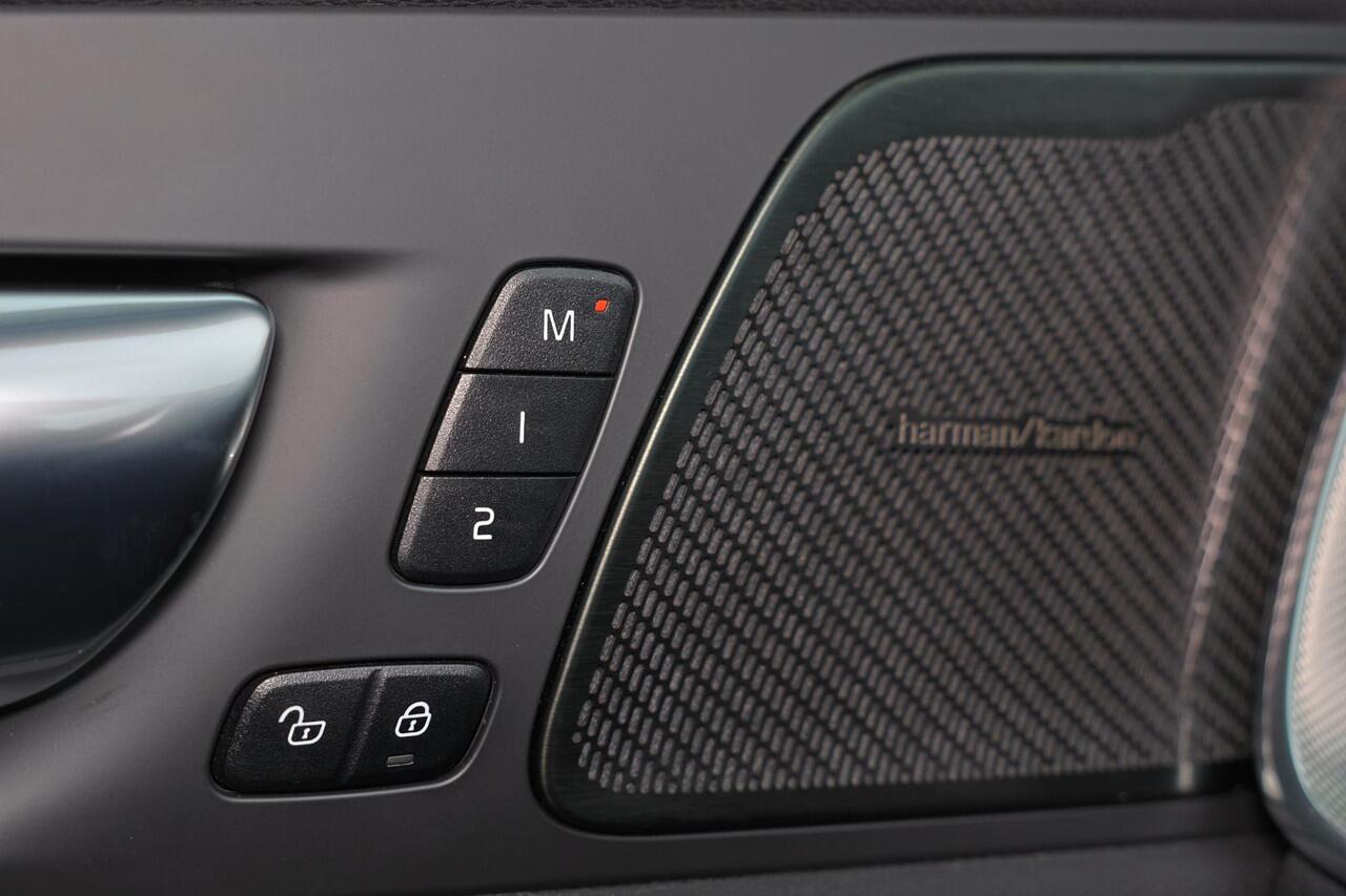 Volvo XC60 T6 Recharge AWD R-Design - Long Range - Panorama/schuifdak - IntelliSafe Assist - Harman/Kardon audio - Adaptieve LED koplampen - Parkeercamera achter - Verwarmde voorstoelen, stuur & achterbank - Parkeersensoren voor & achter - Nappa Leder - Elektr. bedi