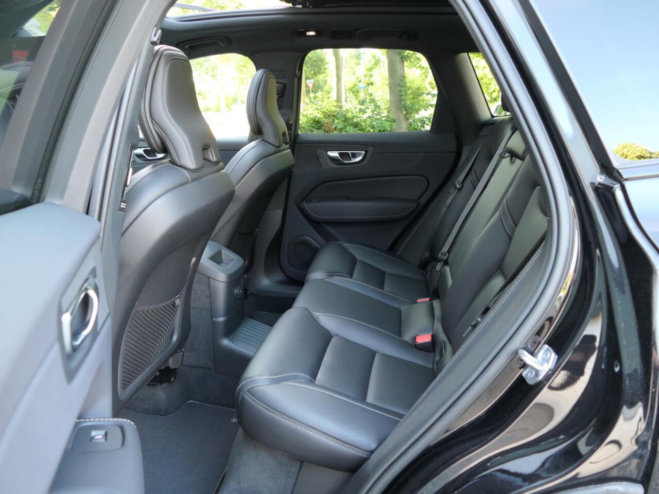 Volvo XC60 2.0 T8 Plug-in hybrid AWD Plus Dark 12 MND garantie / Panoramada