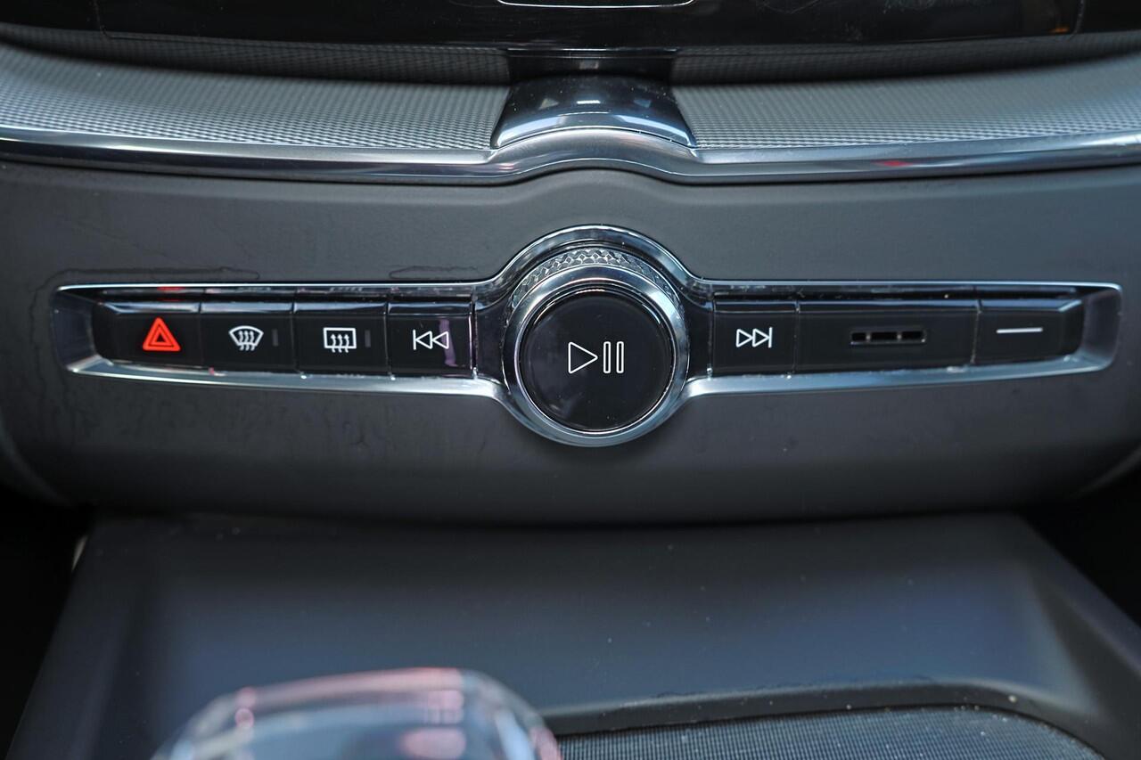 Volvo XC60 T8 Recharge AWD Polestar Engineered - Panorama/schuifdak - IntelliSafe Assist & Surround - 360º Camera - Bowers & Wilkins audio - Adaptieve LED koplampen - Verwarmde voorstoelen, stuur & achterbank - Parkeersensoren voor & achter - Elektr. bedienb. voorst