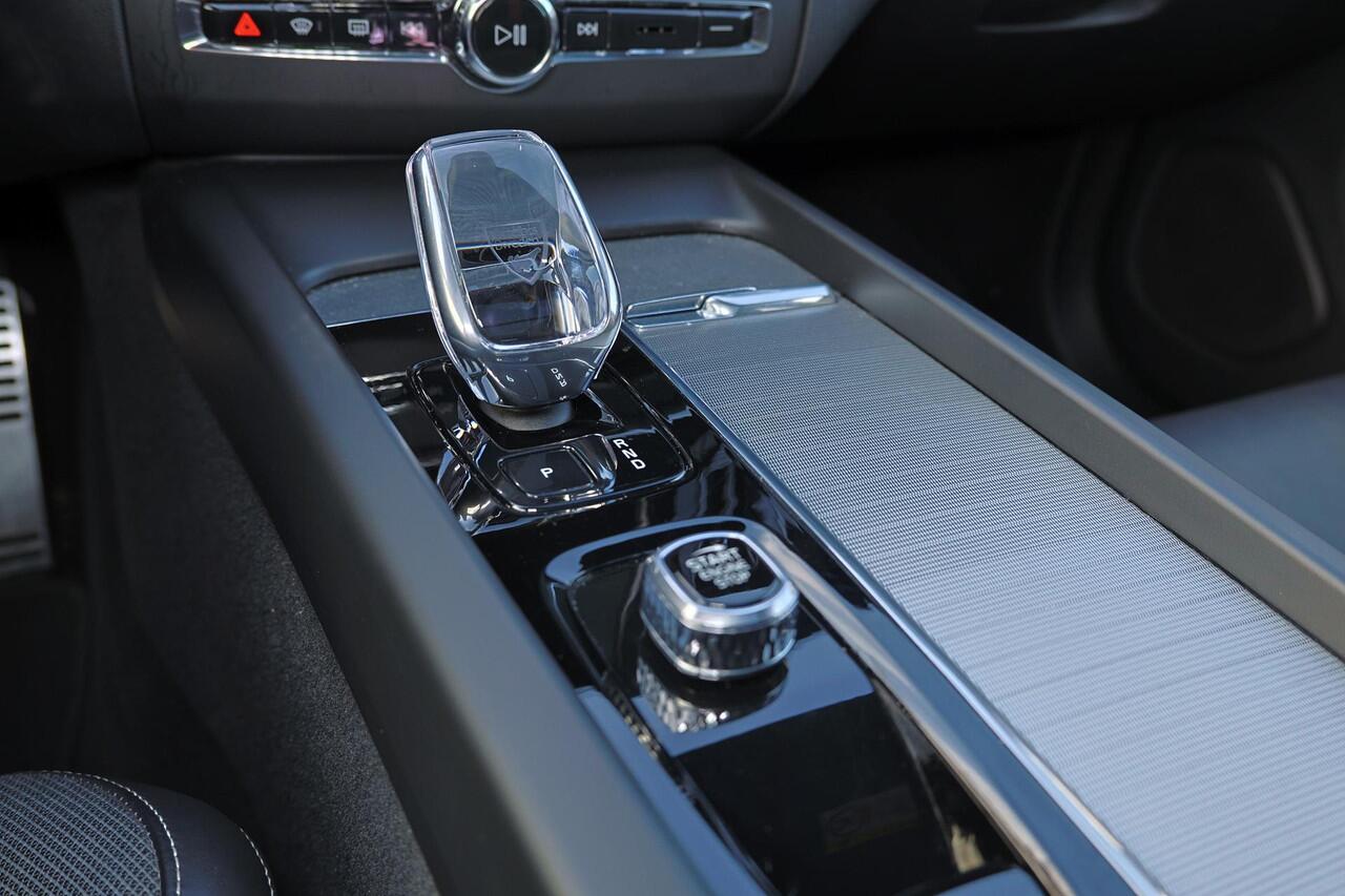 Volvo XC60 T8 Recharge AWD Polestar Engineered - Panorama/schuifdak - IntelliSafe Assist & Surround - 360º Camera - Bowers & Wilkins audio - Adaptieve LED koplampen - Verwarmde voorstoelen, stuur & achterbank - Parkeersensoren voor & achter - Elektr. bedienb. voorst