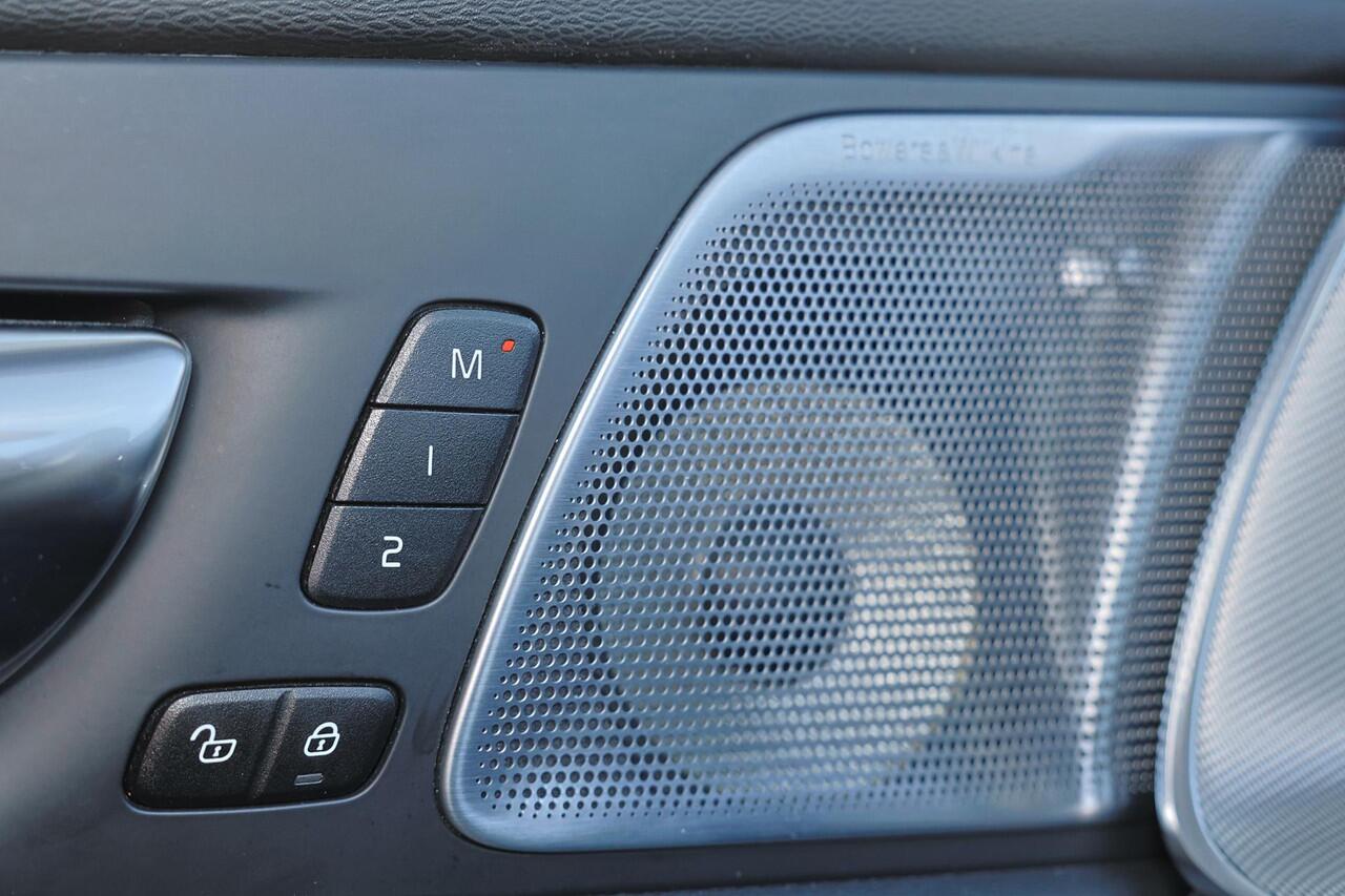 Volvo XC60 T8 Recharge AWD Polestar Engineered - Panorama/schuifdak - IntelliSafe Assist & Surround - 360º Camera - Bowers & Wilkins audio - Adaptieve LED koplampen - Verwarmde voorstoelen, stuur & achterbank - Parkeersensoren voor & achter - Elektr. bedienb. voorst