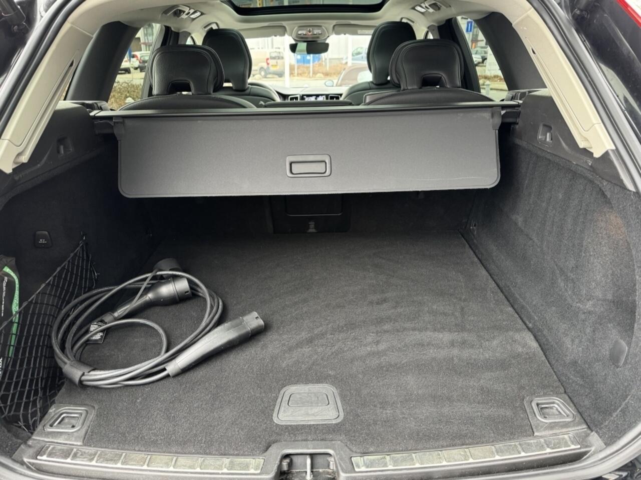 Volvo XC60 R Design Recharge Plug-In Hybrid AWD