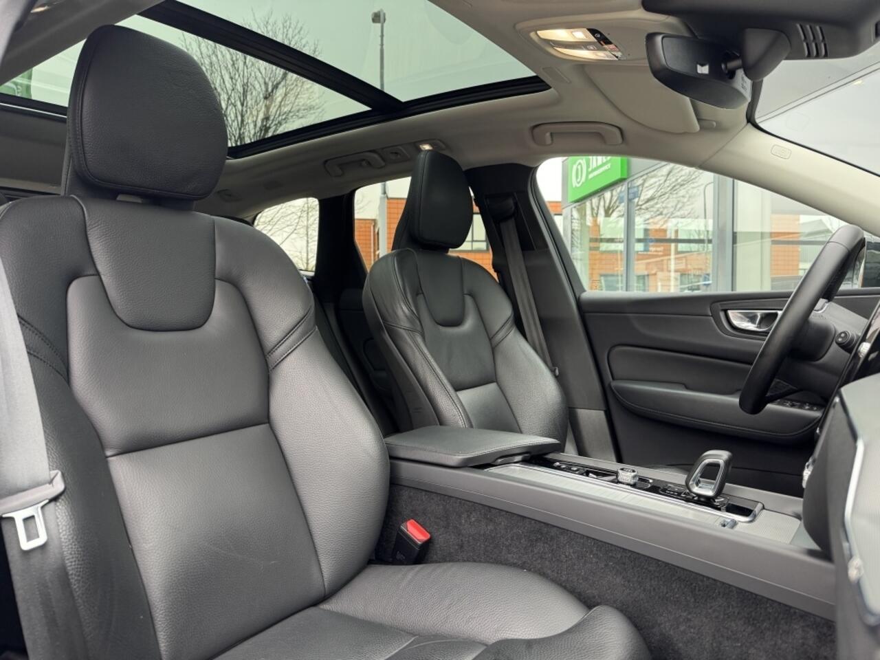 Volvo XC60 R Design Recharge Plug-In Hybrid AWD