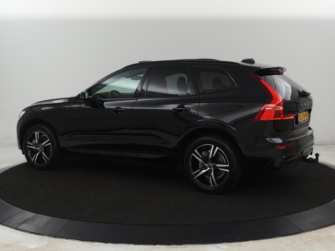 Volvo XC60 2.0 T6 Plug-in hybrid AWD R-Design | Panoramadak | Trekhaak| Stoelverwarming | Camera | Adaptive cruise | Half leder | Carplay | Memory | Navigatie | Keyless | Facelift Model | PHEV