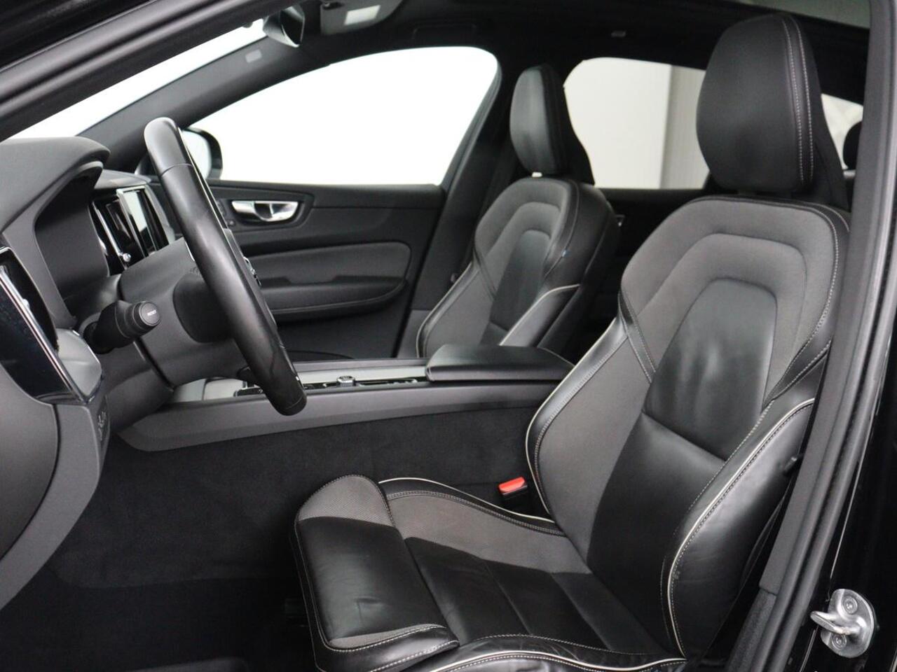 Volvo XC60 2.0 T6 Plug-in hybrid AWD R-Design | Panoramadak | Trekhaak| Stoelverwarming | Camera | Adaptive cruise | Half leder | Carplay | Memory | Navigatie | Keyless | Facelift Model | PHEV