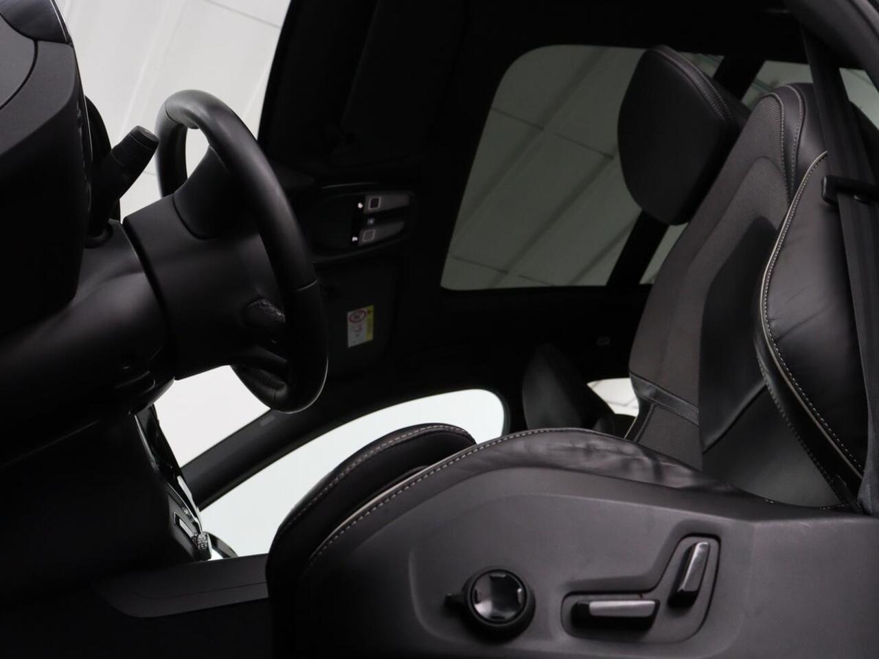 Volvo XC60 2.0 T6 Plug-in hybrid AWD R-Design | Panoramadak | Trekhaak| Stoelverwarming | Camera | Adaptive cruise | Half leder | Carplay | Memory | Navigatie | Keyless | Facelift Model | PHEV