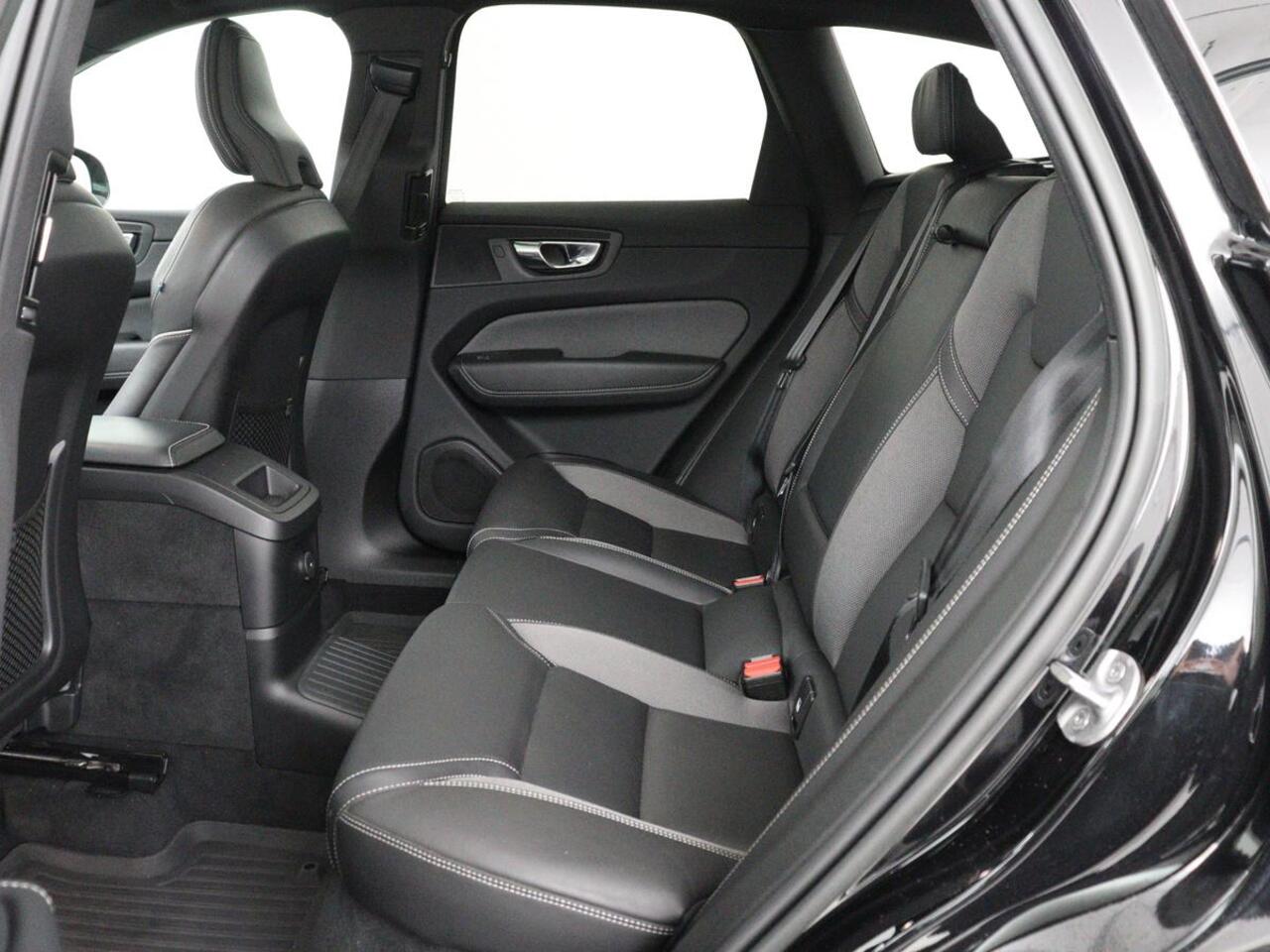 Volvo XC60 2.0 T6 Plug-in hybrid AWD R-Design | Panoramadak | Trekhaak| Stoelverwarming | Camera | Adaptive cruise | Half leder | Carplay | Memory | Navigatie | Keyless | Facelift Model | PHEV