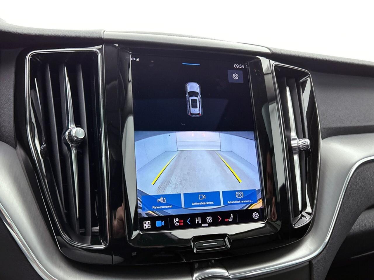 Volvo XC60 2.0 T6 AWD Core Bright | Panorama dak | Trekhaak | Stoel + Stuur