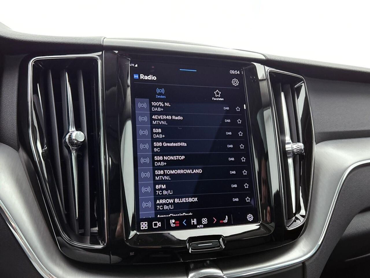 Volvo XC60 2.0 T6 AWD Core Bright | Panorama dak | Trekhaak | Stoel + Stuur