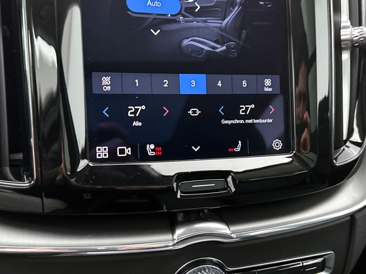 Volvo XC60 2.0 T6 AWD Core Bright | Panorama dak | Trekhaak | Stoel + Stuur