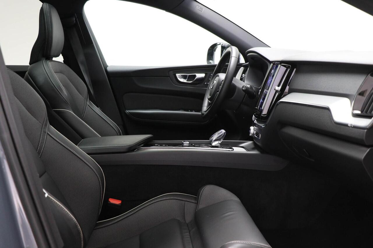 Volvo XC60 2.0 T6 Plug-in hybrid AWD Plus Dark | LIGHTNING PACK | FULL LED | PANORAMADAK | DAB | APPLE | CAMERA