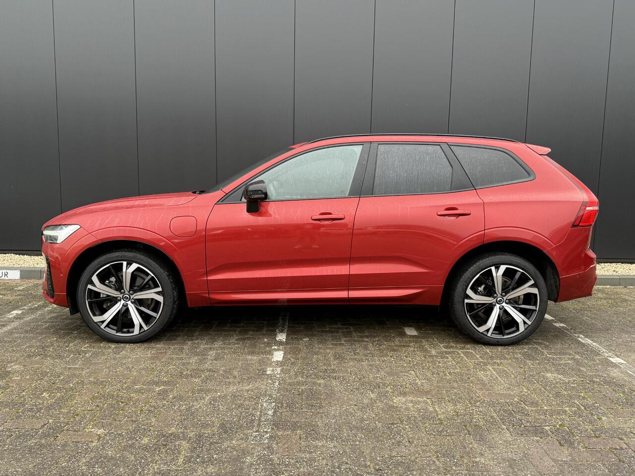 Volvo XC60 2.0 T8 AWD Ultimate Dark head up display Harman kardon luchtvering 21 inch 360 camera trekhaak