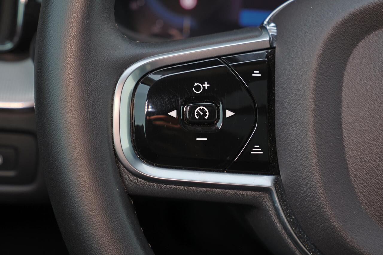 Volvo XC60 T6 Recharge AWD Plus Dark - Panorama/schuifdak - IntelliSafe Assist & Surround - Harman/Kardon audio - Parkeercamera achter - Adaptieve LED koplampen - Verwarmde voorstoelen, stuur & achterbank - Parkeersensoren voor & achter - Elektr. bedienb. voorstoele