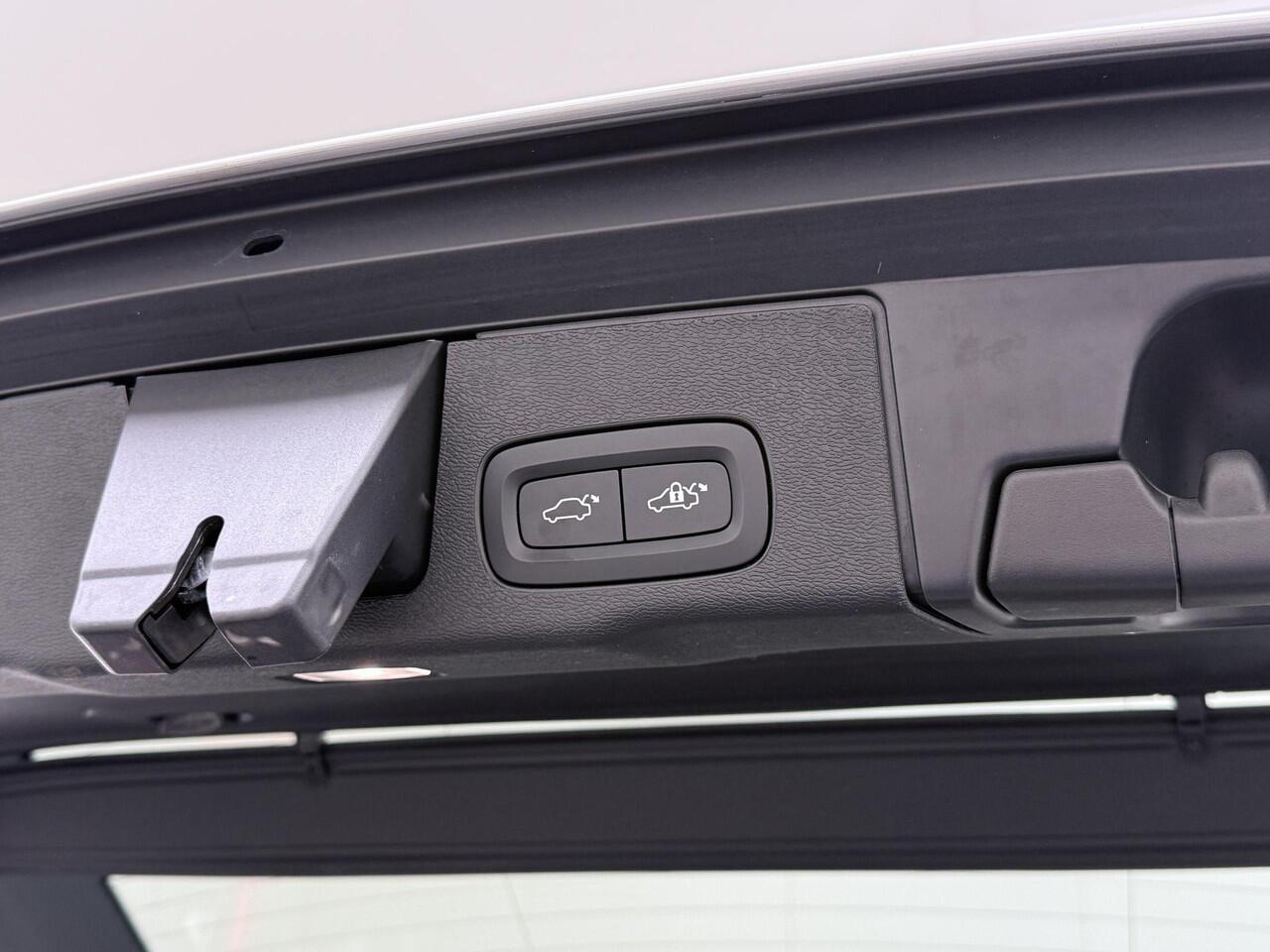 Volvo XC60 2.0 T6 Plug-in hybrid AWD Ultimate Bright 21inch/360Camera/Panodak/Leder/Headup etc