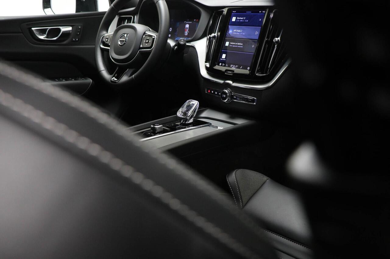 Volvo XC60 B4 Ultimate Dark | LEDER | STOELVERWARMING | DAB | APPLE | TREKHAAK