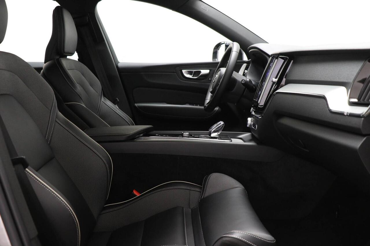 Volvo XC60 B4 Ultimate Dark | LEDER | STOELVERWARMING | DAB | APPLE | TREKHAAK