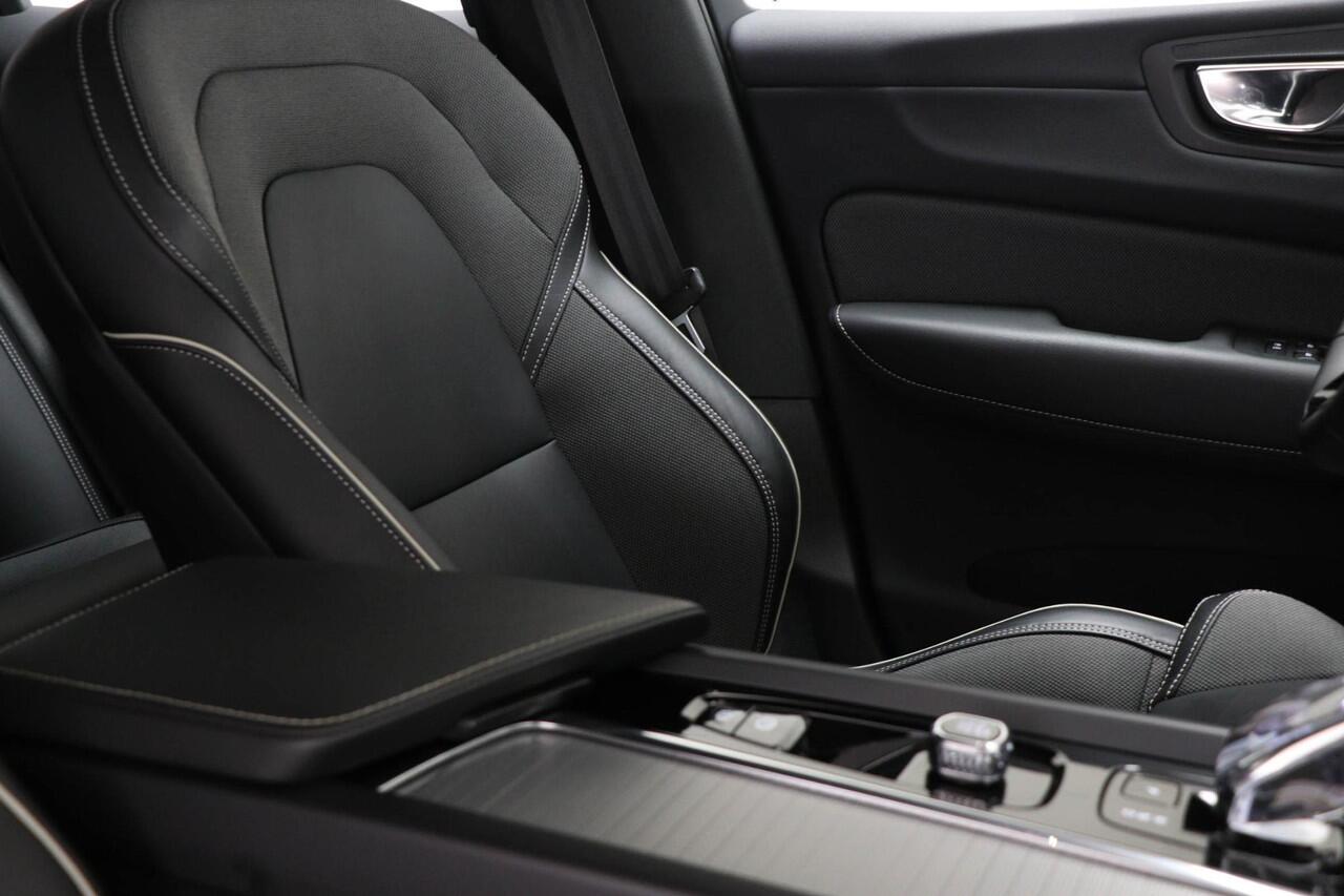 Volvo XC60 B4 Ultimate Dark | LEDER | STOELVERWARMING | DAB | APPLE | TREKHAAK