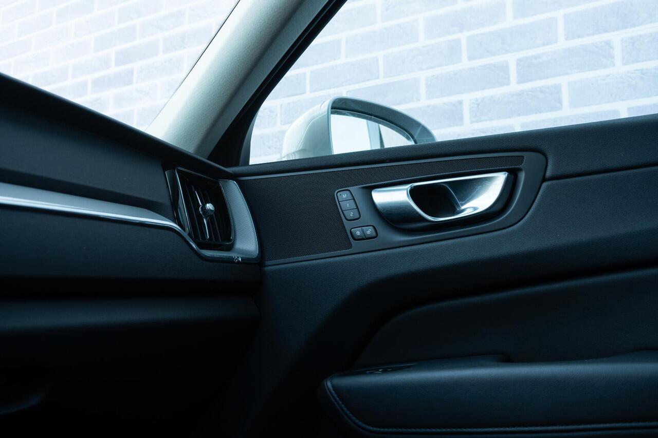 Volvo XC60 T6 Plug-in hybrid AWD Plus Bright | Long Range | Parkeerverwarming | Panoramadak | Lederen bekleding | Elektr. verst. stoelen |