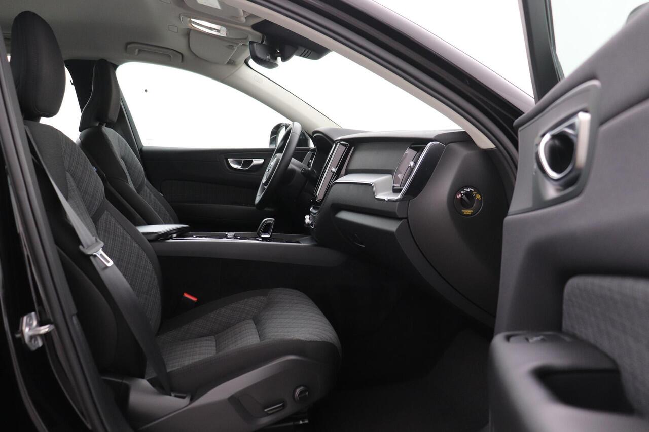 Volvo XC60 B4 Core | Stoel+Stuurverwarming | Camera | Voorruitverwarming | Keyless | Elektrische Achterklep | Getint Glas