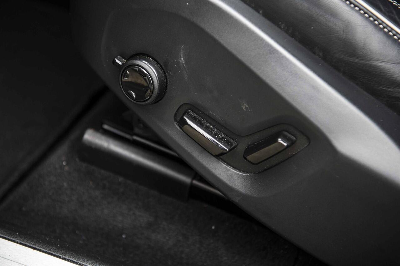 Volvo XC60 2.0 T6 Plug-in hybrid AWD Plus Dark | 20" | Sportstoelen | Panoramadak | Adaptieve Cruise Control | 20" | Parkeercamera |