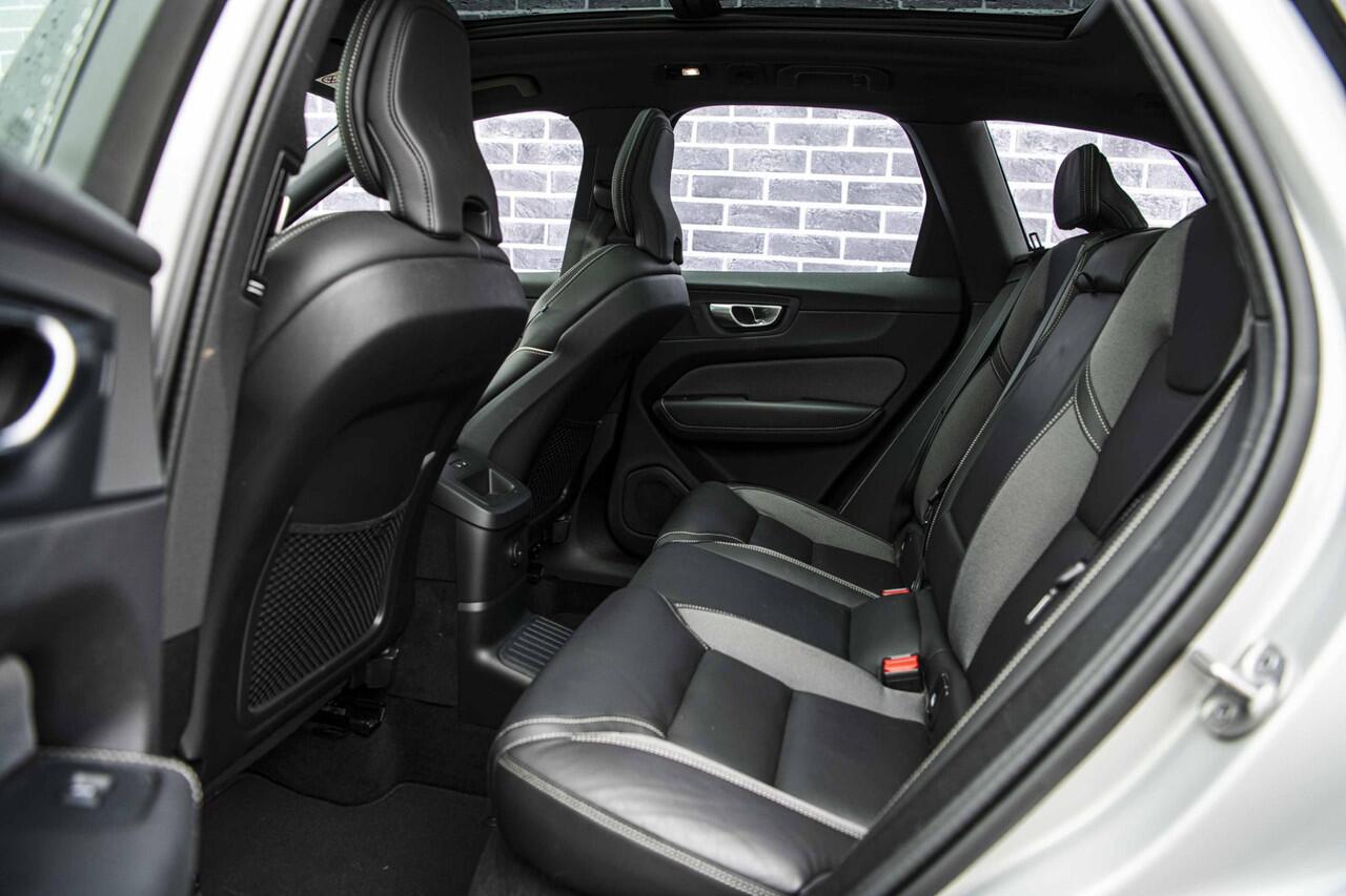 Volvo XC60 2.0 T6 Plug-in hybrid AWD Plus Dark | 20" | Sportstoelen | Panoramadak | Adaptieve Cruise Control | 20" | Parkeercamera |