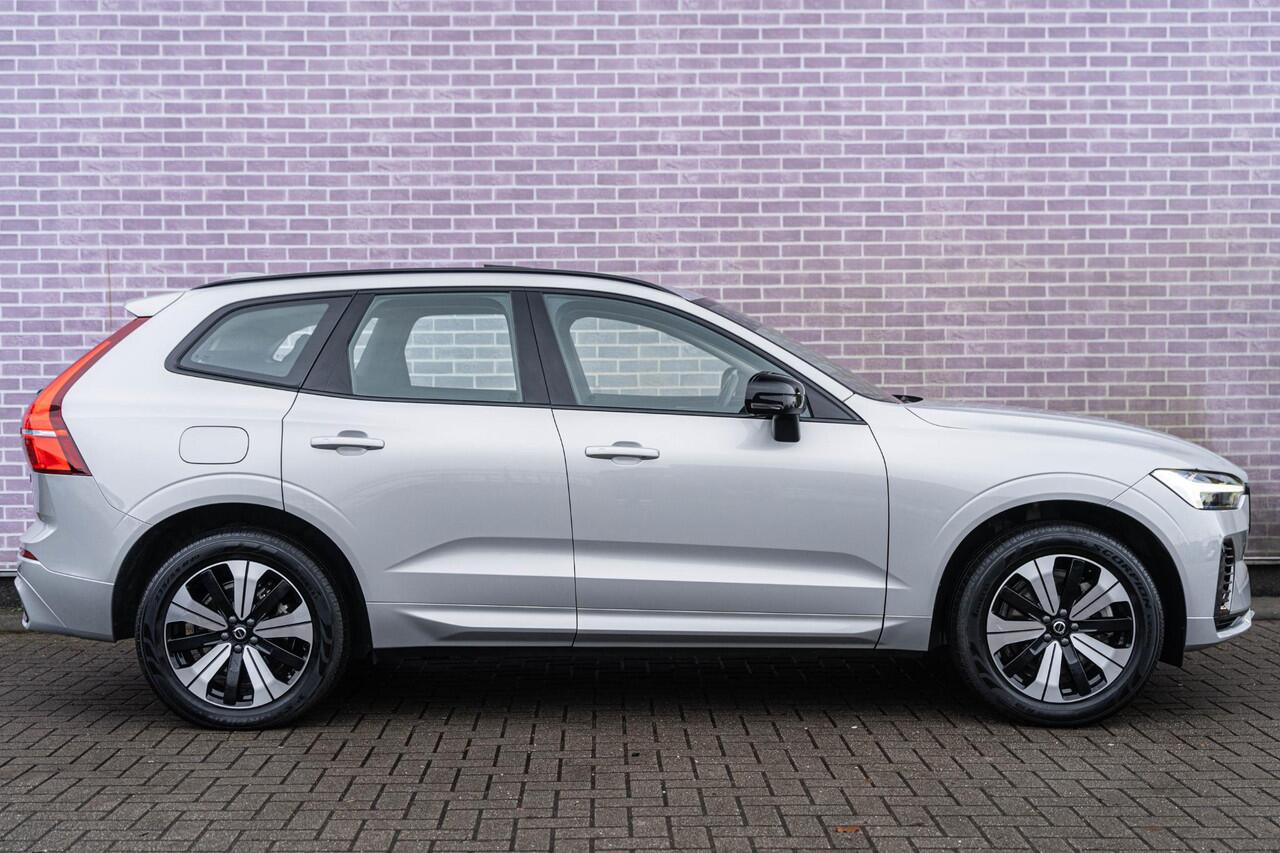 Volvo XC60 2.0 T6 Plug-in hybrid AWD Plus Dark | Google | Long Range | Schuif-/Kanteldak | Camera | Trekhaak | Adaptieve Cruise Control | Lederen Bekleding | Elek. Stoelen | Stoelverwarming Voor + Achter | Zitverlenging | Stuurverwarming | Memory | 19" LM
