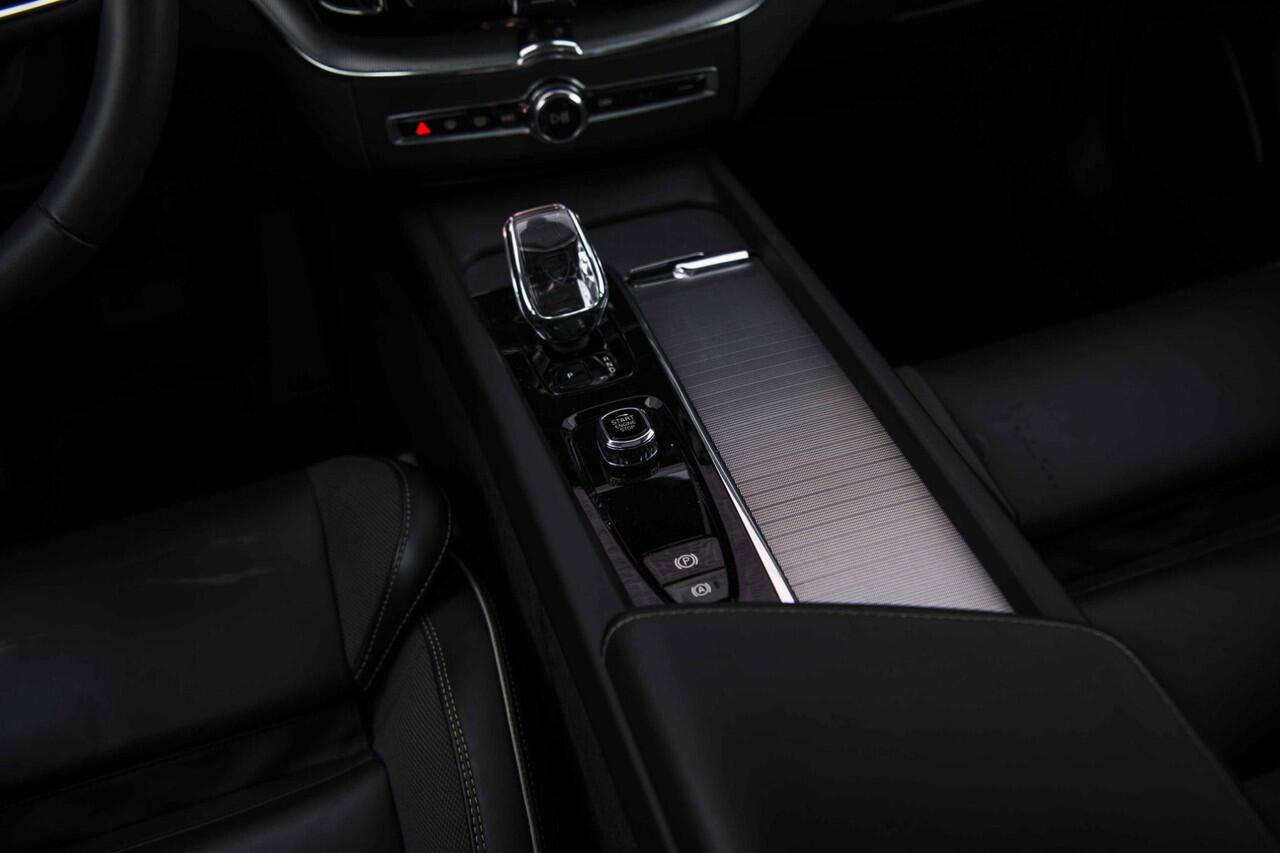 Volvo XC60 2.0 T6 Plug-in hybrid AWD Plus Dark | 20" | Sportstoelen | Panoramadak | Adaptieve Cruise Control | 20" | Parkeercamera |