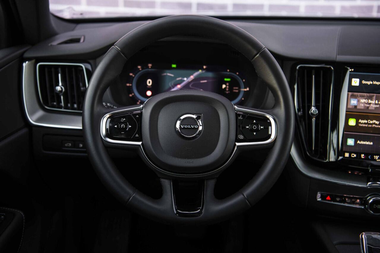 Volvo XC60 2.0 T6 Plug-in hybrid AWD Plus Dark | 20" | Sportstoelen | Panoramadak | Adaptieve Cruise Control | 20" | Parkeercamera |