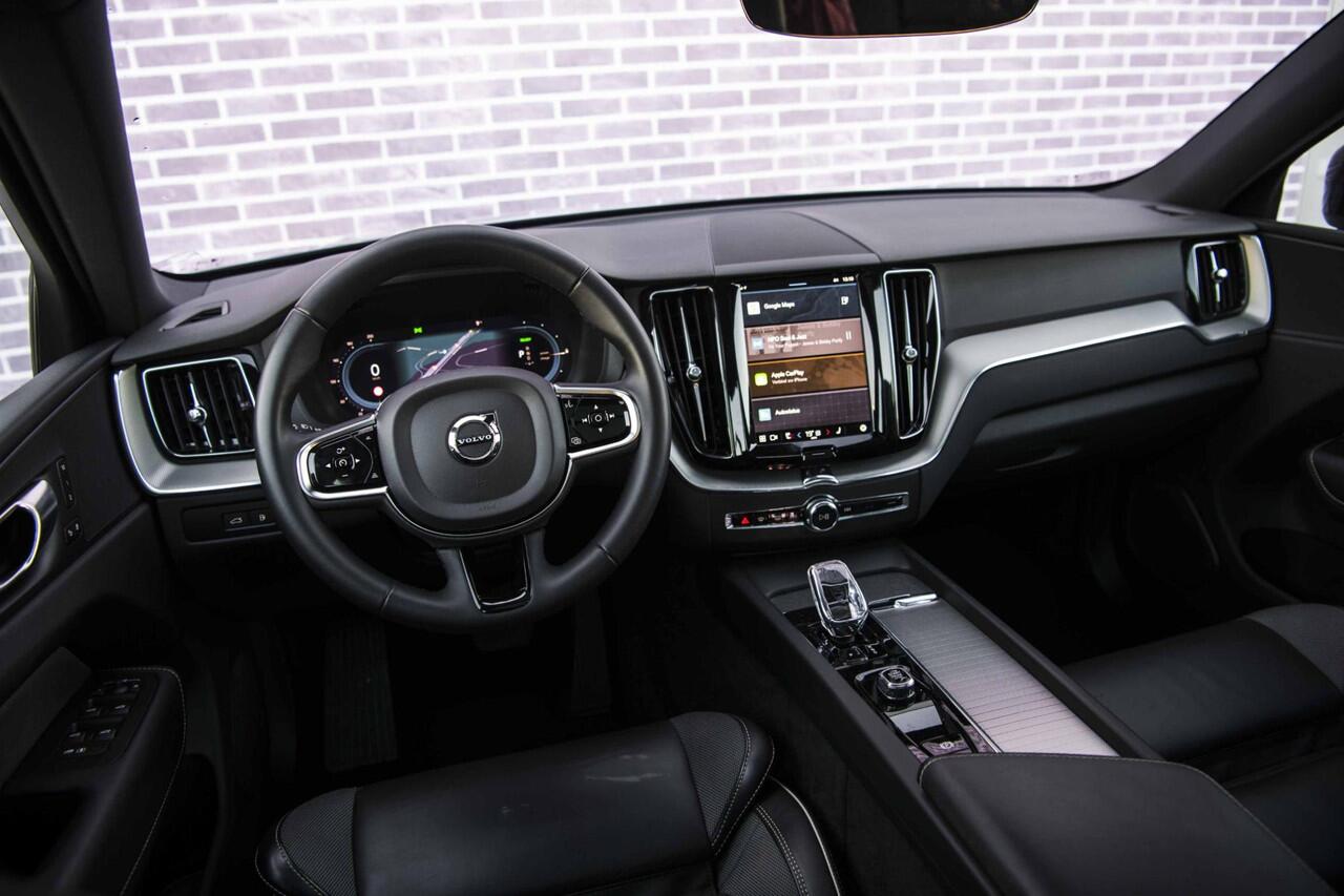 Volvo XC60 2.0 T6 Plug-in hybrid AWD Plus Dark | 20" | Sportstoelen | Panoramadak | Adaptieve Cruise Control | 20" | Parkeercamera |