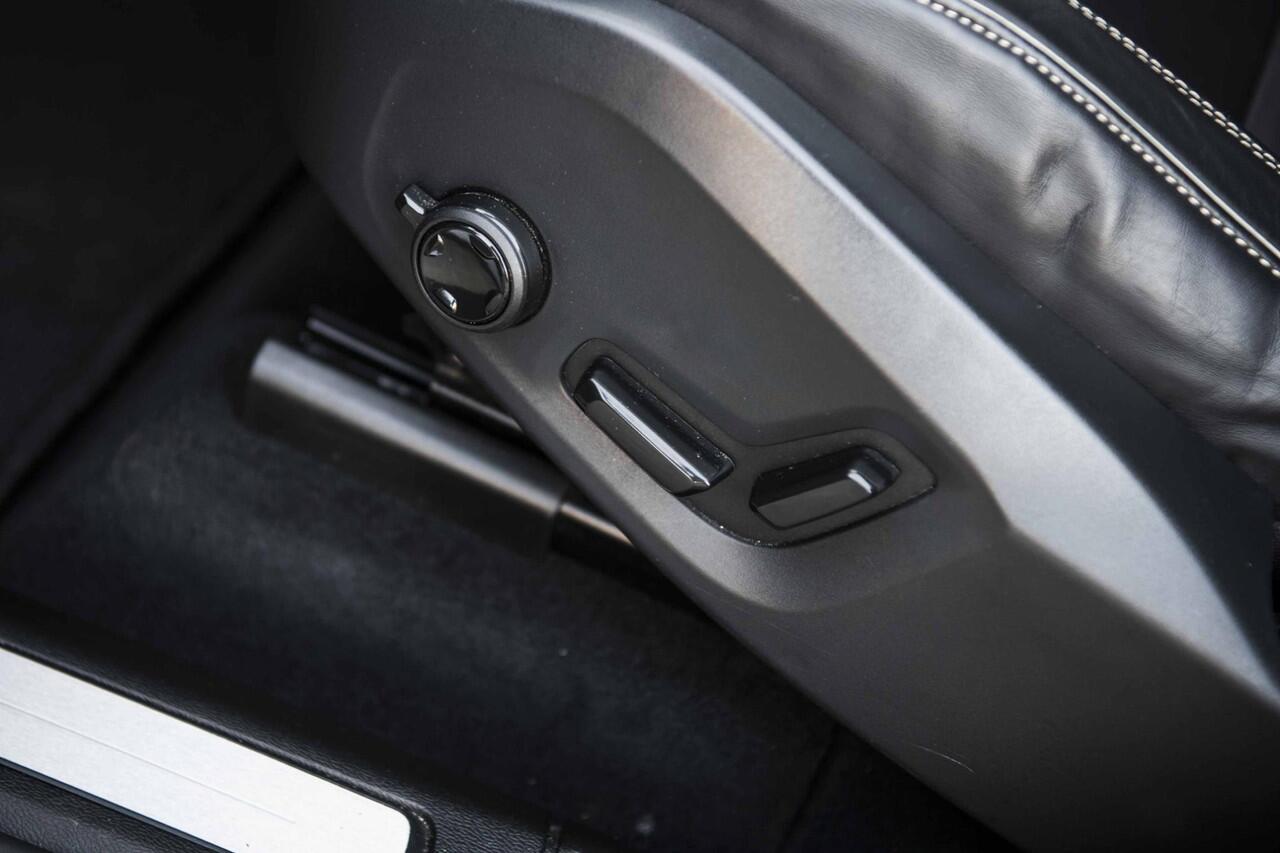 Volvo XC60 2.0 T6 Plug-in hybrid AWD Plus Dark | 20" | Sportstoelen | Panoramadak | Adaptieve Cruise Control | 20" | Parkeercamera |