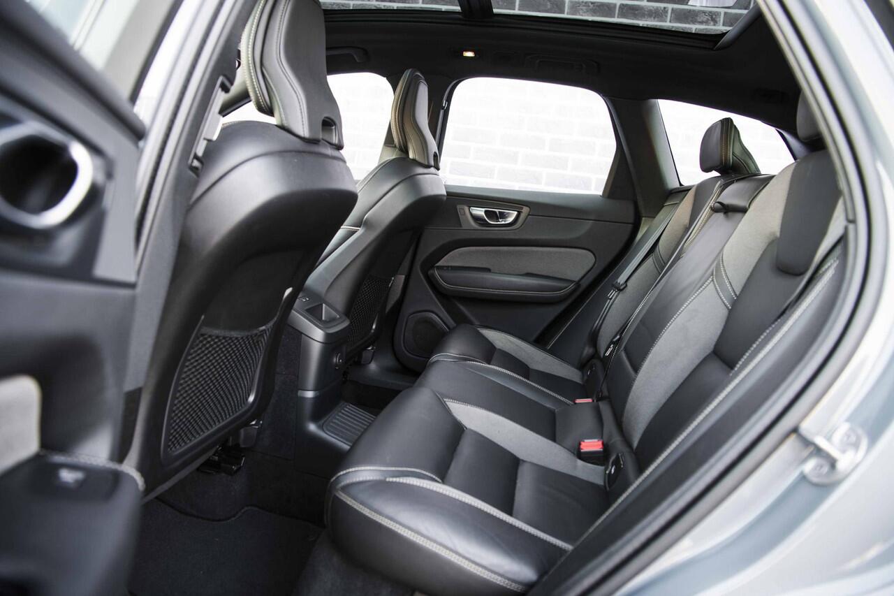 Volvo XC60 2.0 T6 Plug-in hybrid AWD Plus Dark | 20" | Sportstoelen | Panoramadak | Adaptieve Cruise Control | 20" | Parkeercamera |