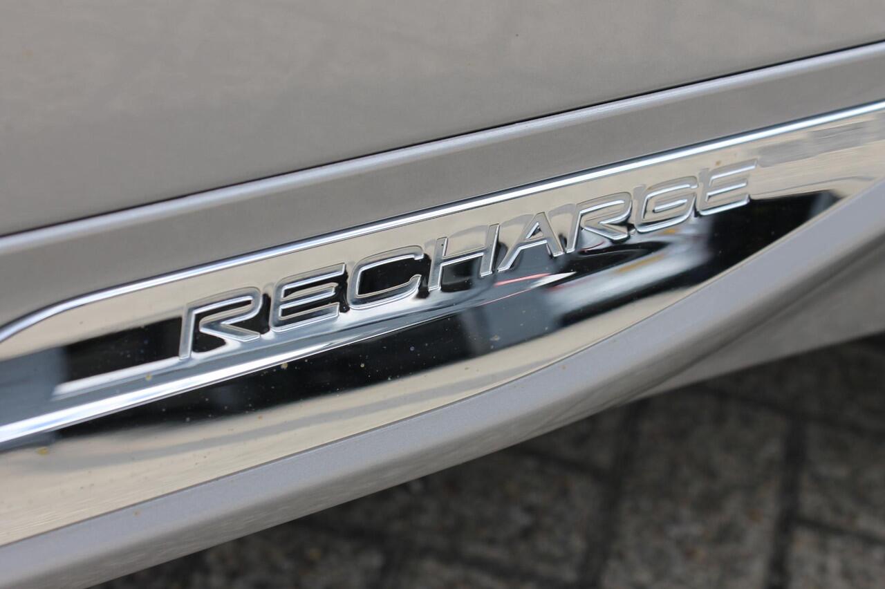 Volvo XC60 T6 350PK Long Range Plug-in hybrid AWD Plus Bright Panoramisch schuif-kanteldak / Google infotainment / Lederen bekleding / Parkeersensoren voor en achter met parkeercamera / Road Sign information / Cruise Control